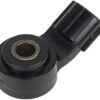 Sensor de Detonacion para Toyota Corolla 03-12 89615-20090La resistencia al cambio es uno de los principales desafíos en los procesos de transformación digital. Se refiere a la oposición de empleados, líderes o incluso de la cultura organizacional ante nuevas tecnologías, modelos de negocio o formas de trabajo. Causas de la resistencia al cambio Algunas razones por las que ocurre esta resistencia incluyen: Miedo a lo desconocido: Las personas pueden sentirse inseguras ante cambios tecnológicos que desafían su experiencia y conocimientos previos. Pérdida de control o poder: Algunos empleados pueden temer que la digitalización haga obsoletos sus roles o reduzca su influencia en la empresa. Falta de competencias digitales: Si los colaboradores no tienen formación suficiente en nuevas herramientas, pueden sentirse excluidos o desmotivados. Cambio en la cultura organizacional: La digitalización puede requerir un cambio en la mentalidad y estructura de la empresa, lo que genera resistencia en quienes se sienten cómodos con el statu quo. Percepción de costos y esfuerzo: Implementar nuevas tecnologías requiere inversión de tiempo, recursos y adaptación, lo que puede generar rechazo. Importancia de gestionar la resistencia al cambio Abordar correctamente la resistencia al cambio es clave para el éxito de la transformación digital, ya que: Asegura una transición fluida y eficiente: Reduce la curva de aprendizaje y facilita la integración de nuevas tecnologías. Aumenta el compromiso de los empleados: Si se sienten parte del proceso, estarán más motivados y abiertos a la innovación. Mejora la competitividad: Empresas que logran adaptarse rápidamente a la digitalización pueden ganar ventaja en su industria. Reduce costos de implementación: Una estrategia bien gestionada evita errores, retrasos y costos adicionales asociados a la falta de adopción de nuevas herramientas. Para mitigar la resistencia, las empresas deben invertir en capacitación, liderazgo transformacional, comunicación efectiva y estrategias de gestión del cambio. 2. Casos de Empresas que Implementaron con Éxito un Cambio Cultural en su Transformación Digital Caso 1: Microsoft y su Cambio hacia la Nube Antes de 2014, Microsoft era conocida por su modelo de negocio basado en la venta de licencias de software. Sin embargo, con la llegada de Satya Nadella como CEO, la empresa inició una transformación digital radical, centrándose en servicios en la nube (Microsoft Azure, Office 365) y en una cultura organizacional más abierta e innovadora. Estrategias utilizadas: 1.Cambio de mentalidad organizacional: Se promovió un enfoque de "aprendizaje continuo" en lugar de una mentalidad de "saberlo todo". 2.Enfoque en la colaboración y diversidad: Microsoft fomentó un entorno de trabajo más flexible, integrador y orientado a la experimentación. 3.Adopción de nuevas tecnologías: Se impulsó el desarrollo de soluciones basadas en inteligencia artificial, automatización y la nube. 4.Liderazgo inspirador: Nadella comunicó una visión clara y motivadora, promoviendo la transformación como una oportunidad y no como una amenaza. Resultados: Microsoft pasó de ser una empresa de software tradicional a una de las líderes en computación en la nube. Su valor en el mercado creció exponencialmente, superando a Apple y Amazon en capitalización bursátil en ciertos momentos. La satisfacción de los empleados y la cultura de innovación mejoraron significativamente. Caso 2: LEGO y su Transformación Digital con un Enfoque en la Comunidad LEGO enfrentó una crisis en la década del 2000 debido a la caída en ventas y la competencia de los videojuegos. La empresa comprendió que debía digitalizarse sin perder su esencia creativa. Estrategias utilizadas: 1.Integración de la comunidad en el proceso de innovación: Crearon plataformas como LEGO Ideas, donde los fans pueden proponer y votar por nuevos diseños. 2.Expansión a experiencias digitales: Desarrollo de videojuegos, películas y experiencias de realidad aumentada para complementar los productos físicos. 3.Uso de datos y analítica: Implementaron inteligencia artificial y big data para personalizar la experiencia del usuario y mejorar la eficiencia operativa. 4.Cambio cultural interno: Se promovió una mentalidad ágil, abierta a la experimentación y con mayor colaboración entre equipos. Resultados: LEGO pasó de estar al borde de la bancarrota a convertirse en la marca de juguetes más valiosa del mundo. Logró atraer a nuevas generaciones con experiencias híbridas (físico-digital). Su comunidad de clientes se involucró activamente en el proceso de creación de productos, generando fidelización y aumento en ventas. Conclusión La transformación digital no solo implica la adopción de nuevas tecnologías, sino también un cambio cultural profundo. Las empresas que han logrado superar la resistencia al cambio y han implementado estrategias de liderazgo, comunicación y formación han obtenido resultados exitosos. Microsoft y LEGO son ejemplos de cómo una visión clara, la integración de la tecnología con la cultura organizacional y un enfoque en la colaboración pueden hacer la diferencia en la transformación digital de una empresa.